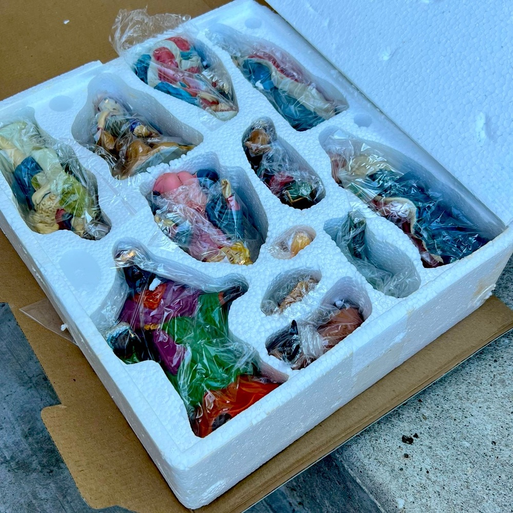 HOME FOR THE HOLIDAYS
PICELAIN NATIVITY SET